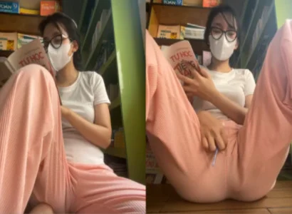 Cô em vừa cầm sách vừa đưa sextoy vào lồn