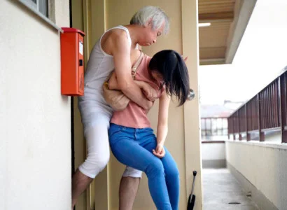 Cô vợ trẻ bị bố chồng già đè ra