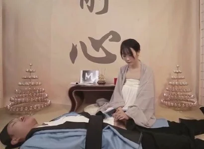 Người nữ tu cùng vị đạo sĩ bị thương