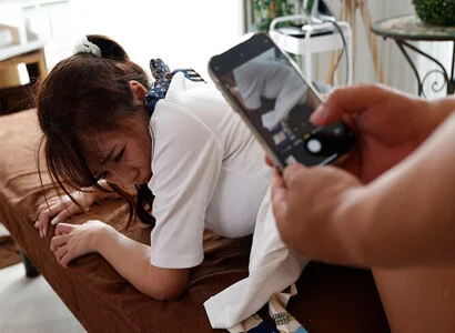 Cô nhân viên triệt lông không kiềm chế được nên đè ra hiếp