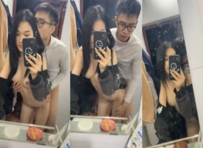 Hai sinh viên trẻ đang ân ái với nhau trước gương