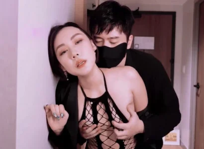Bà xã bán thân cho sếp để kiếm tiền trả nợ cho chồng