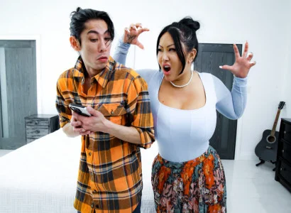 Anh con trai làm mẹ kế xăm trổ hàng múp tới đỉnh cao