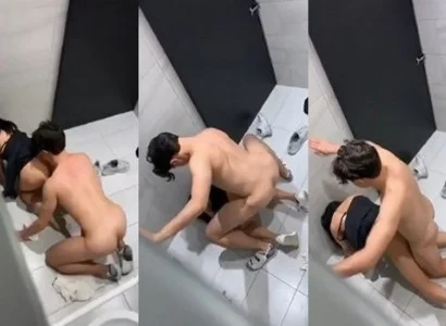 Cặp đang quan hệ quan hệ với nhau trong WC